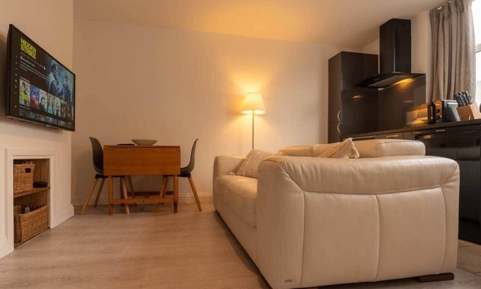 Chapeltown Apartment | Luxury modern flat close to city free parking