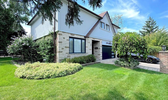 Cooksville House | Luxury Modern Retreat: Sauna, Theatre, Pool Table
