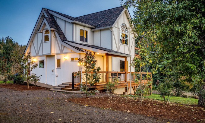 Silverton House | LUXURY MODERN Storybook TUDOR ● HOT TUB ● By Silver Falls Park ● 20 acres ● View