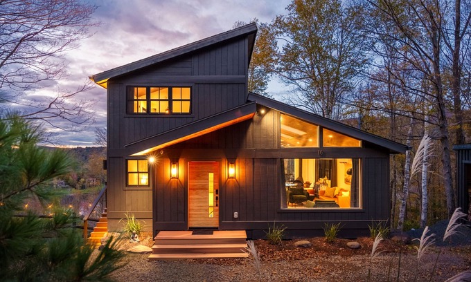 Hunter House | Luxury Modern "Treehouse" w/Spa, Footsteps to Skiing in Hunter Mountain.