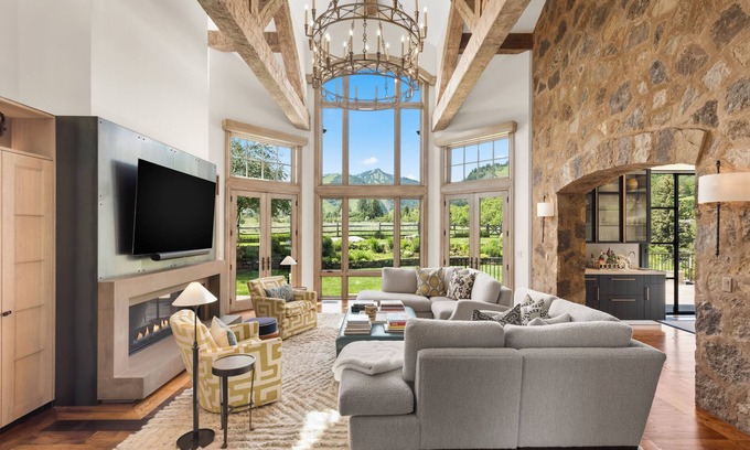 Aspen House | Luxury Mountain Retreat with Breathtaking Views and Expansive Backyard