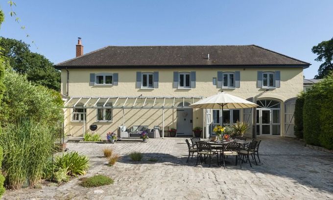 New Forest District House | Luxury New Forest Cottage. 4 bedrooms. 10 mins to beach.