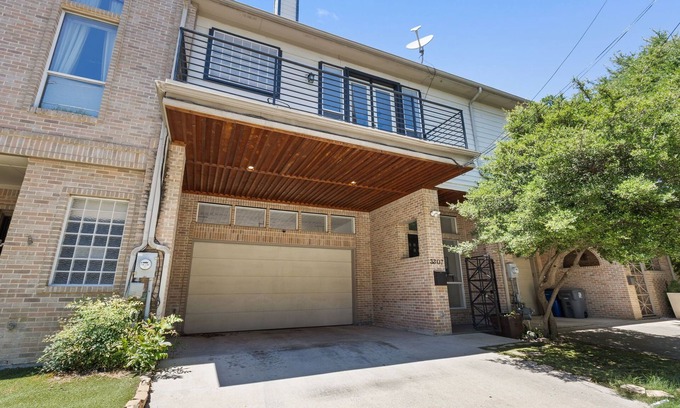Oak Lawn House | Luxury Oak Lawn Oasis, Game Room, Parking, Balcony. The Best Area of Dallas