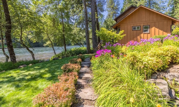 Vida House | Luxury on McKenzie + FirePit + Traeger+Steps2Water