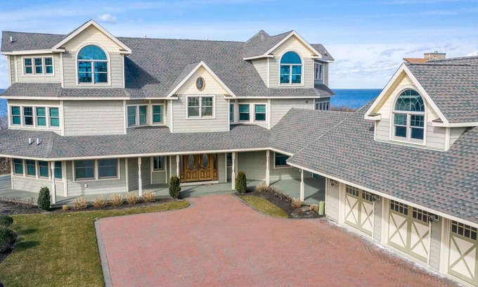 Villas House | Luxury on the Bay presented by Homestead Real Estate