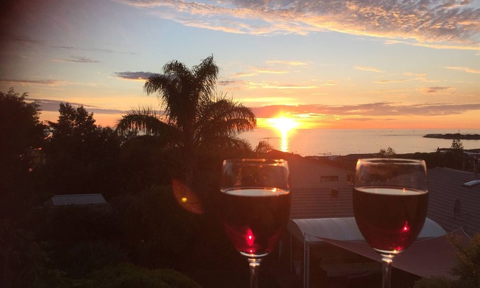 Sorrento Apartment | Luxury one bedroom Beach Side Retreat with Ocean Views 250m from Sorrento Beach