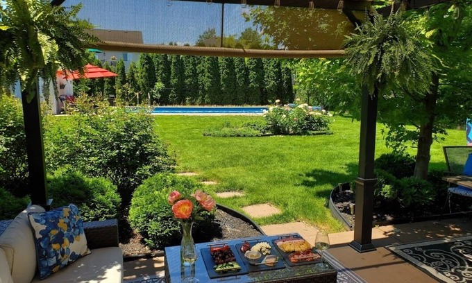 Niagara-on-the-Lake House | Luxury Open Concept Cottage With Large Pool and Yard