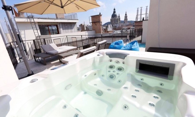 Terezvaros Apartment | Luxury Penthouse /Rooftop View Jacuzzi & Sauna /Downtown