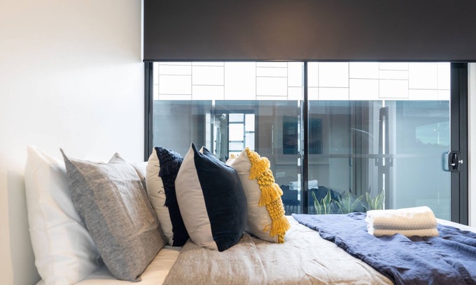 Abbotsford Apartment | Luxury Penthouse with Yarra and vineyard views, 2 x parking- Playhouse apartment