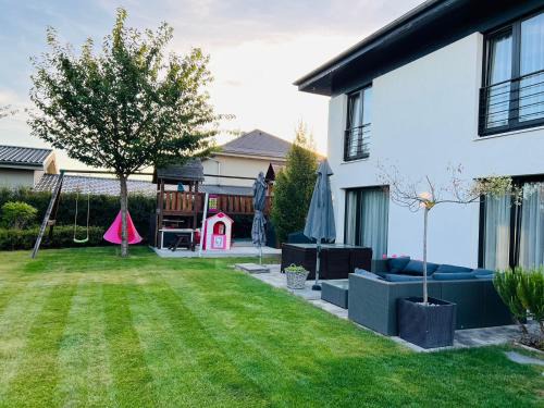 Herink Villa | Luxury Prague House with Car