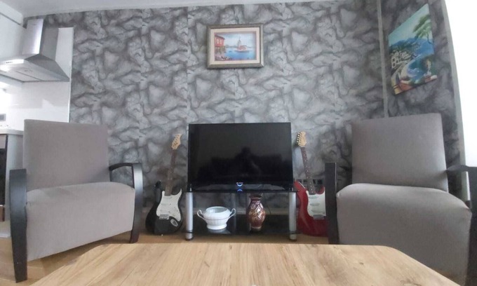 Kadikoy Apartment | luxury residence in istanbul!--5 min from the metrobus, have pool, sauna n more!