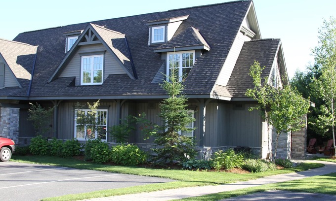 Seguin Resort | Luxury Resort cabin Rocky Crest Resort muskoka lake Joseph