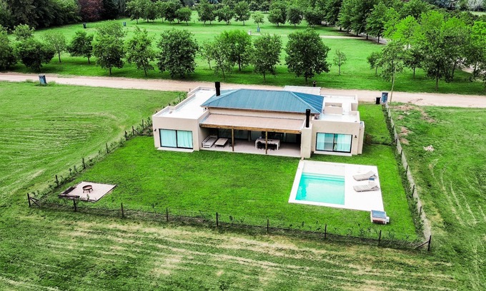 General Rodriguez Ski Chalet | Luxury retreat: Modern house with garden and pool
