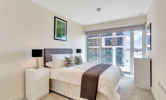 Woolwich Riverside Apartment | Luxury riverside apartment- directly overlooking river
