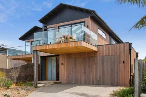 Ocean Grove House | Luxury Riverside Escape with Fire Pit Pizza Oven River Views