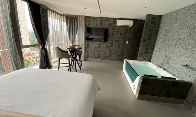 El Poblado Hotel | Luxury Room with Jacuzzi and Amazing View