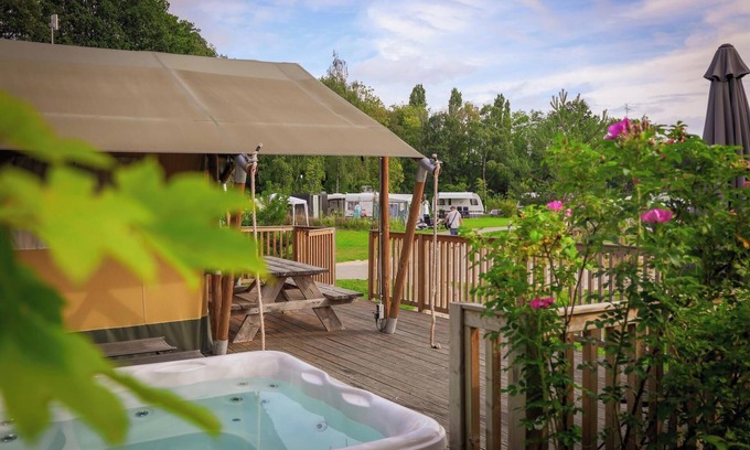 Nieuw Heeten House | Luxury safari tent for 6 guests with private jacuzzi, modern bathroom and veranda in the Sallandse Heuvelrug.