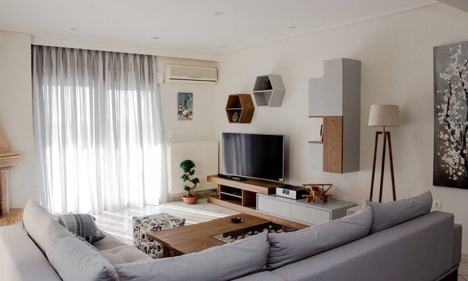 Saronida Apartment | Luxury seaview apartment by the beach