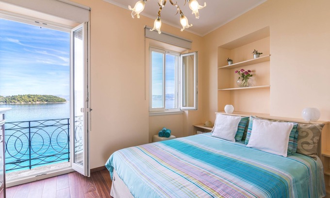 Old Town House | Luxury Seaview Suite Mouragia