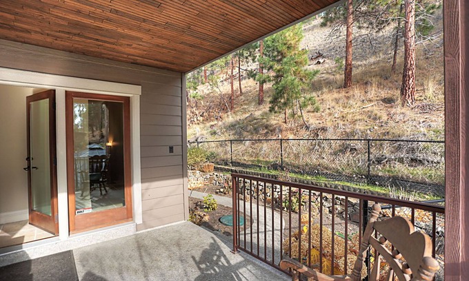 Central Okanagan House | Luxury semi-watefront beach house in the heart of the Okanagan next to Kelowna
