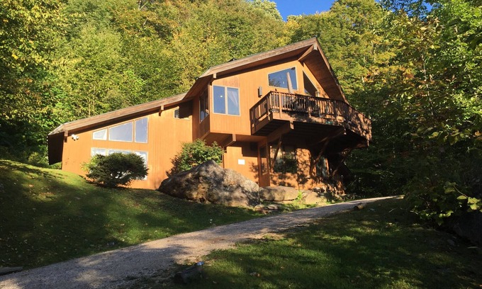 Central Vermont- Killington House | Luxury Ski House on Killington Mtn, 2 beds & Den w/3 en-suite baths, hot tub