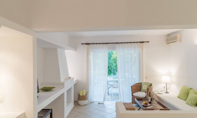 Kanapitsa Apartment | Luxury Skiathos Villa 1 Bedroom Holiday Suite Vromolimnos