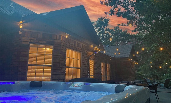 Kingston House | Luxury-Sleeps16-SPA-GameRoom-FirePit-Casino-EV-Pet