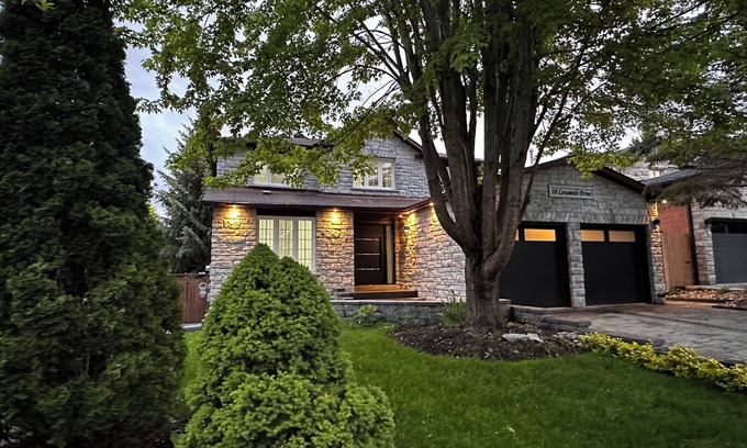 Aurora House | Luxury & Spacious 5BR Modern Villa | Stylish Stay Near Toronto