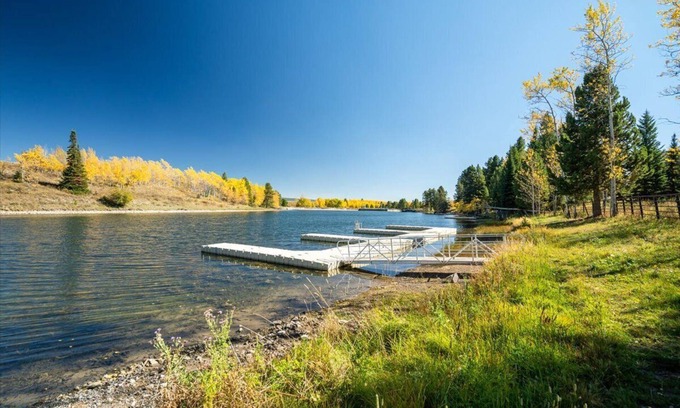 Island Park House | Luxury Spacious Lodge w/Dock, Hot Tub Firepit, 25 Mi to Yellowstone - Henry's Lake Hideaway