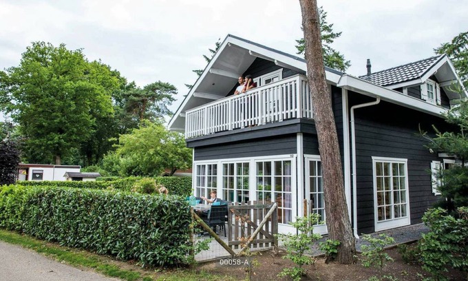 Ede Cabin | Luxury stand-alone vacation villa for 10 persons located in the forests of Gelderland.