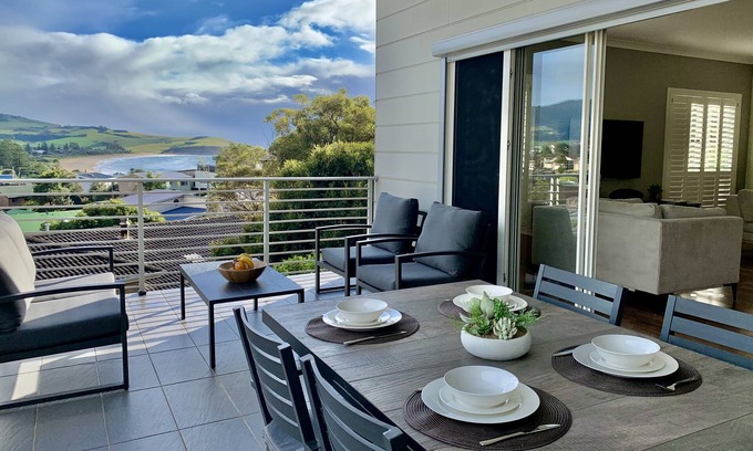 Gerringong House | Luxury stay with spectacular mountain and sea views. 6 min walk to beach