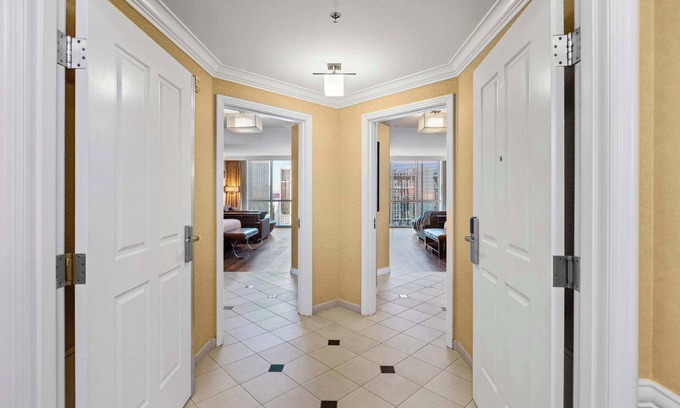 Las Vegas Condo | Luxury StripView 2-King Suites+No Resort Fee+Pool