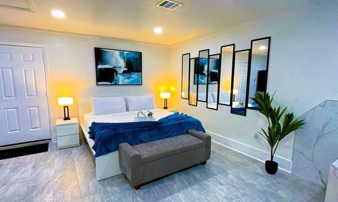 Houston Apartment | Luxury Studio w/Jacuzzi near IAH