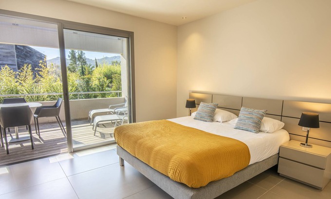 Santa Giulia Apartment | Luxury Studio with terrace Santa Giulia beach