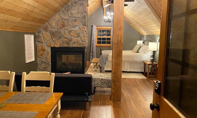 Mingo Apartment | Luxury Suite in the Woods! Fireplace, Whirlpool! New!