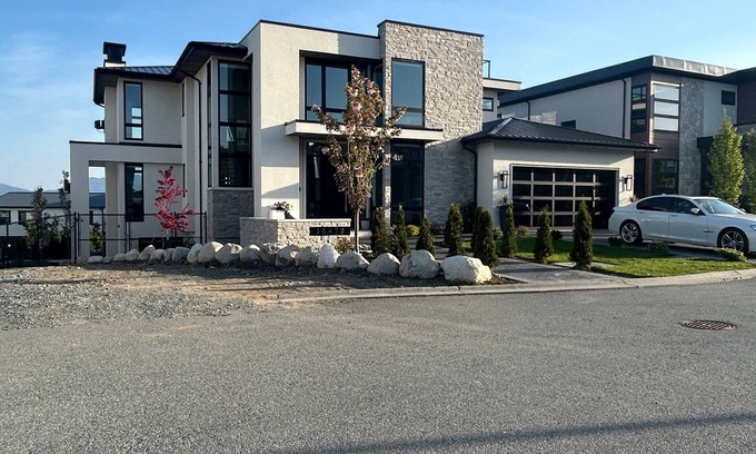 Lower Sumas Mountain Bed & Breakfast | Luxury Suite situated on top of mountain in a prestigious location.