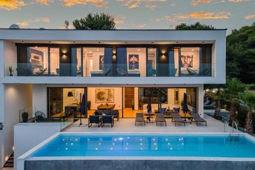 Medulin Villa | Luxury TABOO Villa & Spa in Medulin for 8 people with heated pool- wellness & sea view
