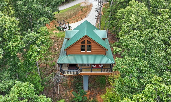 Cleveland Cabin | Luxury Treehouse Retreat with Sauna, Wellness Loft, and Creekside Serenity