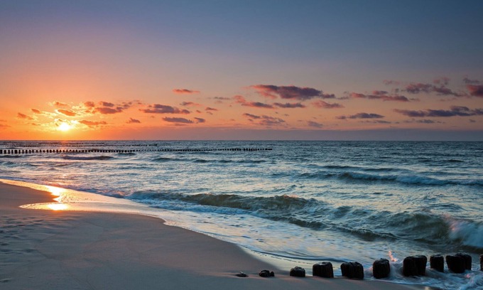 Ribnitz Boat Rental | Luxury vacation on the floating house at the coast of the Baltic Sea