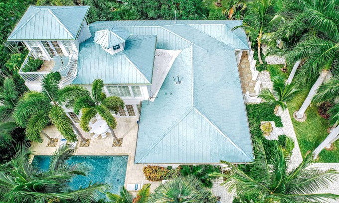 Southside House | Luxury Vacation Resort Experience. 10 min to beaches, restaurants, golf & shops.