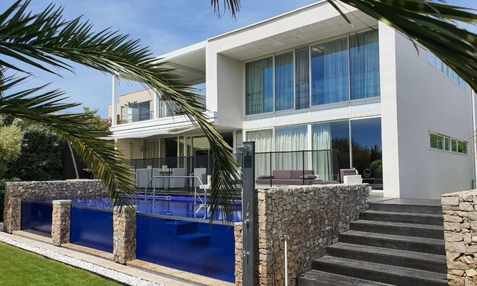 Sete Resort | LUXURY VILLA, 10 PEOPLE, FEET IN THE WATER, BEACHFRONT