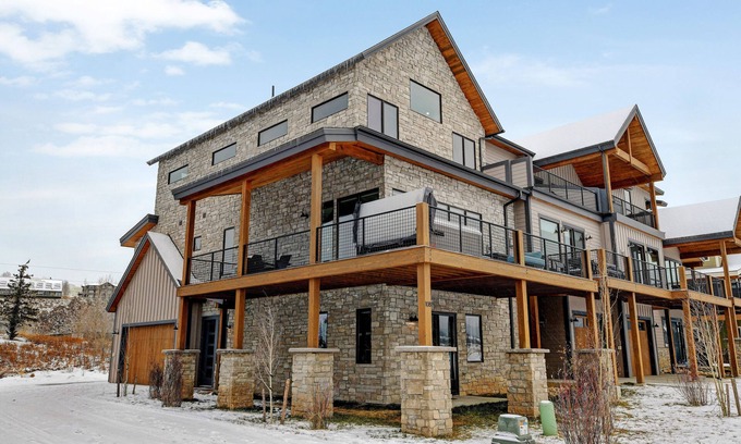 Fraser House | Luxury Villa 108 I Private Hot Tub I Great Views I Best Price I Discounted Attractions