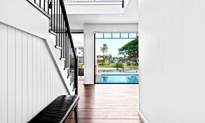 Broadbeach Waters House | Luxury Villas Allambi Broadbeach (With Car Parking)