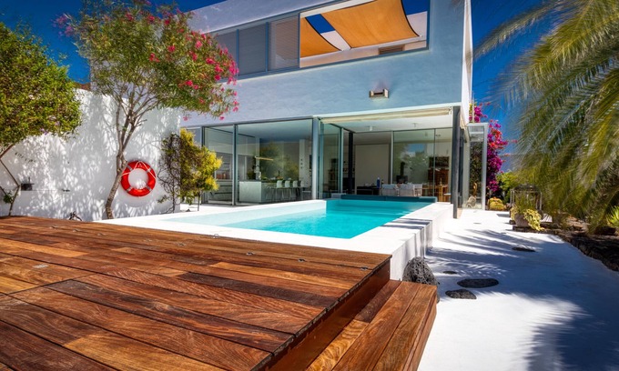 Guatiza Villa | Luxury Villa in Guatiza-3 Bedrooms-5 Pax-Heated pool-Wi-Fi-Sea view-Chill out