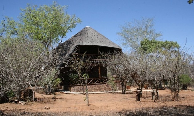 Marloth Park Villa | Luxury villa in Marloth Park among roaming wildlife and free 24/7 WIFI!
