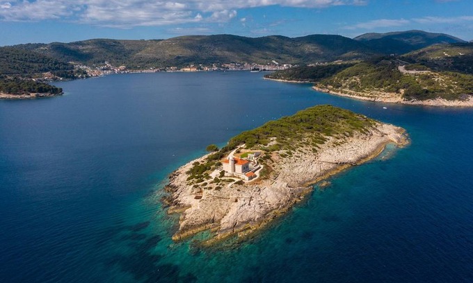 Cove Rogacic Villa | Luxury Villa Lighthouse Beyond