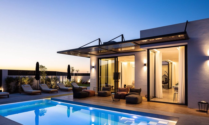 Pigi Villa | Luxury Villa, steps to amenities, BBQ, Ping-Pong!
