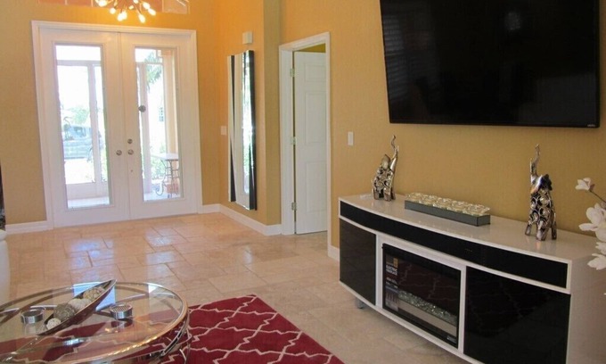 Pelican Villa | Luxury Villa, SW, Gulf access, Wifi, Pool & Spa, Smart TV, Roof solar panels