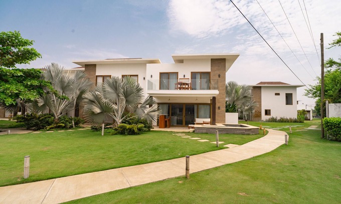 Monterrico Villa | Luxury Villa w/Jacuzzi & breakfast included