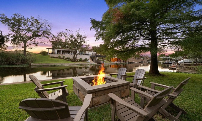 Horseshoe Bay House | ⭐️⭐️LUXURY WATERFRONT-PONTOON CHARTER CREDIT-CHEF’S KITCHEN-FIRE PIT-SLEEPS 24⭐️⭐️